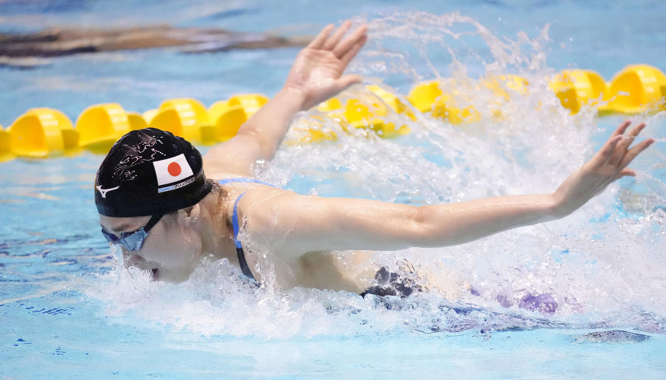 女子100メートルバタフライ決勝で力泳する池江（撮影・鈴木みどり）