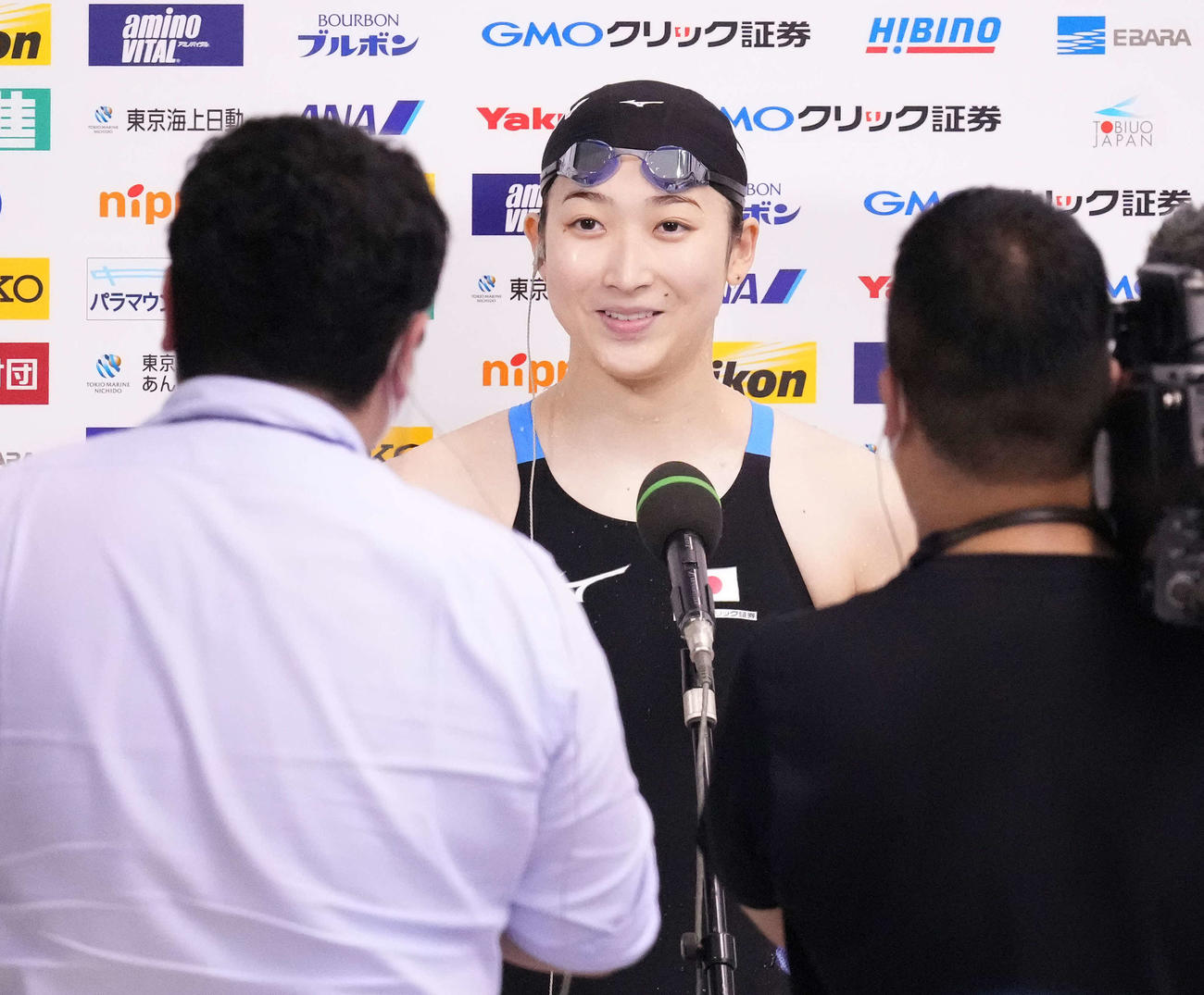 女子100メートルバタフライで優勝しインタビューを受ける池江（撮影・鈴木みどり）
