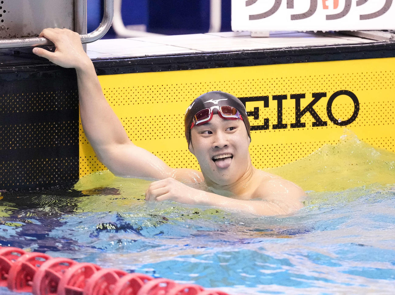 男子200メートル平泳ぎで優勝した佐藤はタイムを確認する（撮影・鈴木みどり）