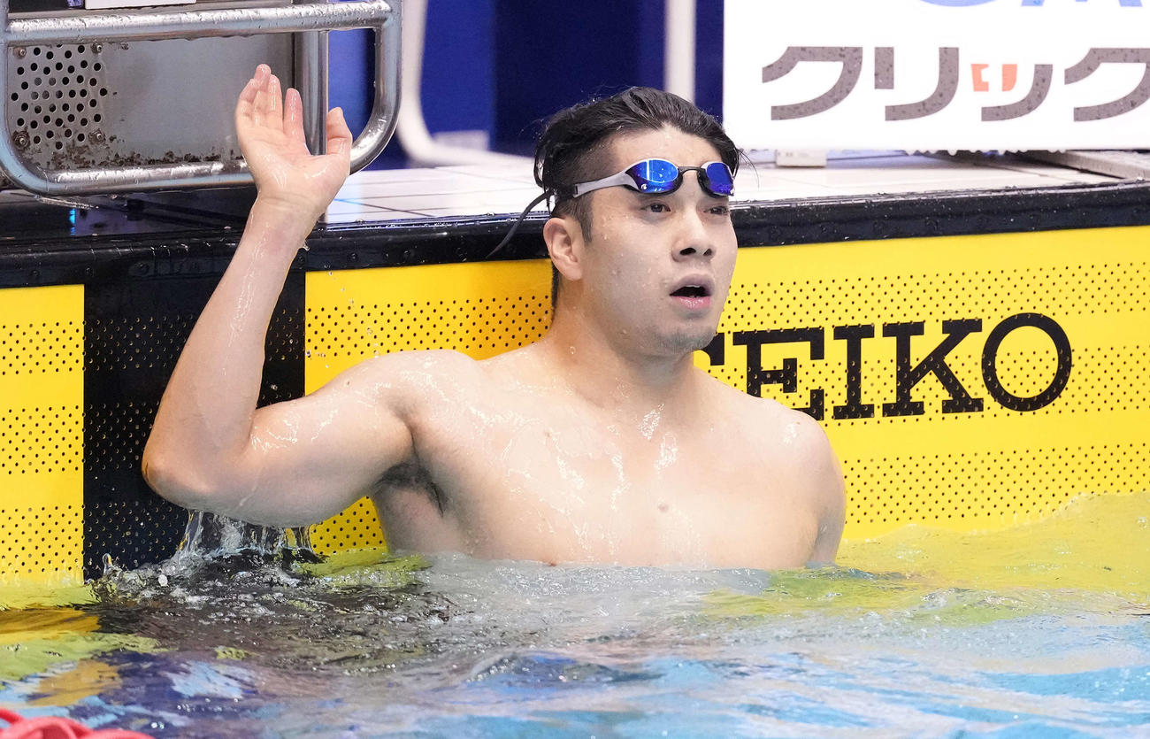 男子100メートルバタフライ決勝で優勝しタイムを確認する水沼（撮影・鈴木みどり）