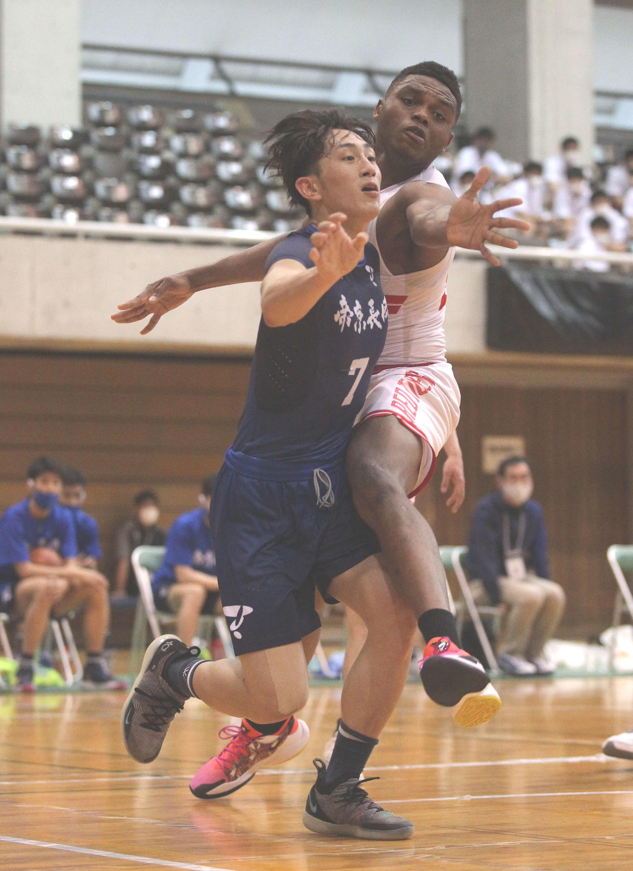 外国人留学生選手にタイトなマークを受ける帝京長岡のF島倉（左）