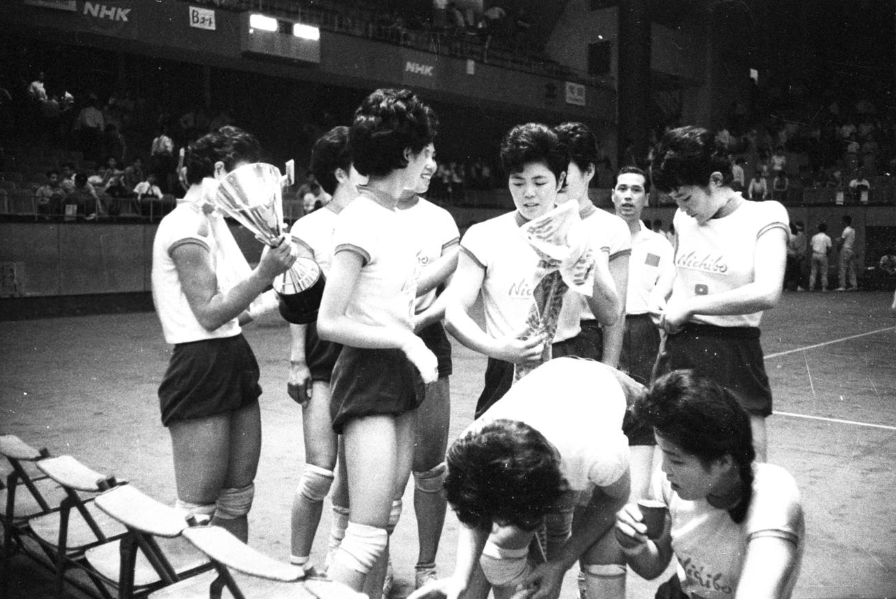 河西主将を負傷で欠きながらも、1963年NHK選抜バレーで優勝した日紡貝塚チーム