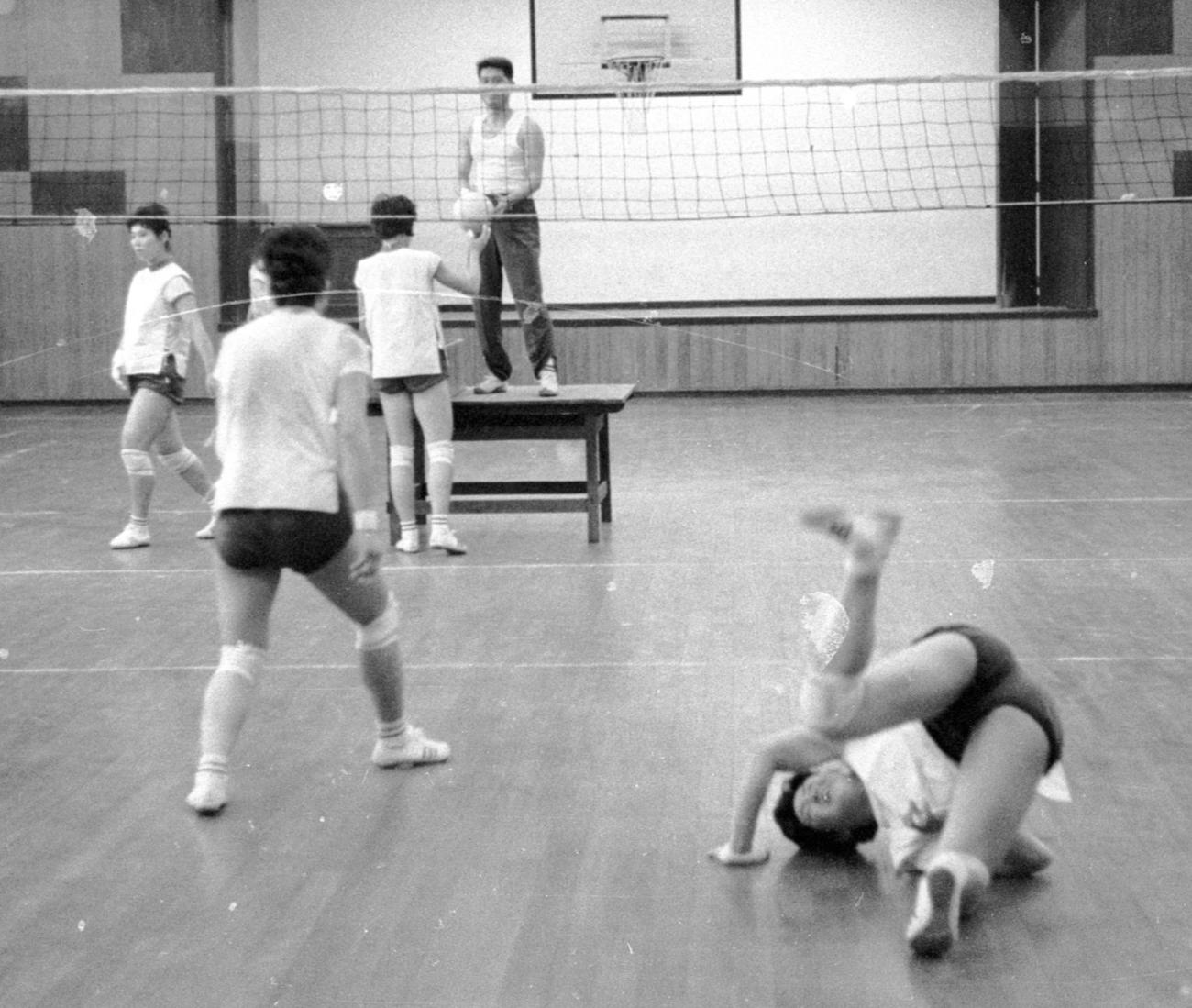日紡貝塚バレーのハードトレーニング。回転レシーブ（1963年6月22日撮影）