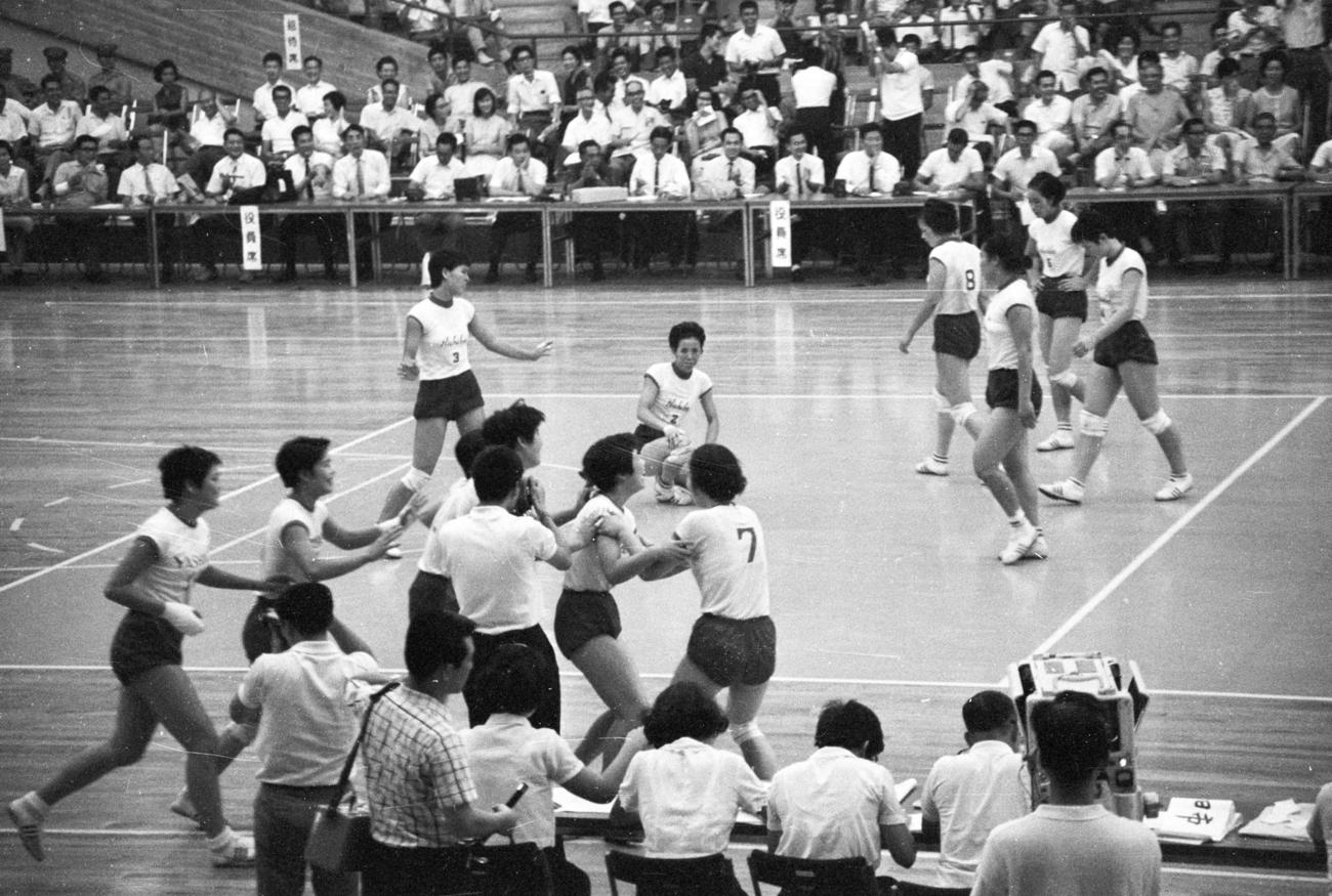 世界選手権・アジア大会　代表選考女子バレー　日紡貝塚（向こう側）はヤシカに敗れ、連勝記録が258で止まる。手前はベンチから飛び出すヤシカの選手