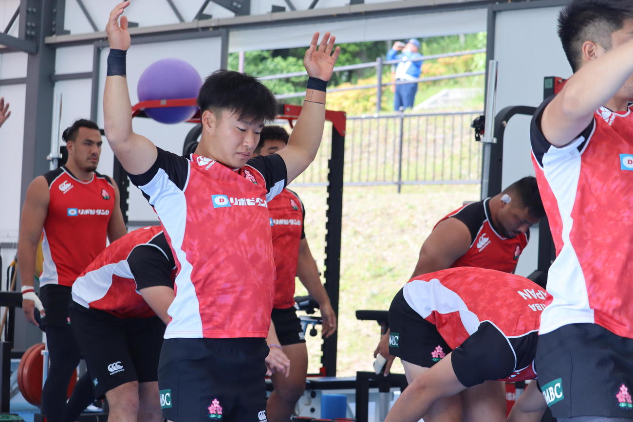 日本代表の大分・別府合宿でトレーニングに励むSH斎藤直人（左から3人目）（C）JRFU