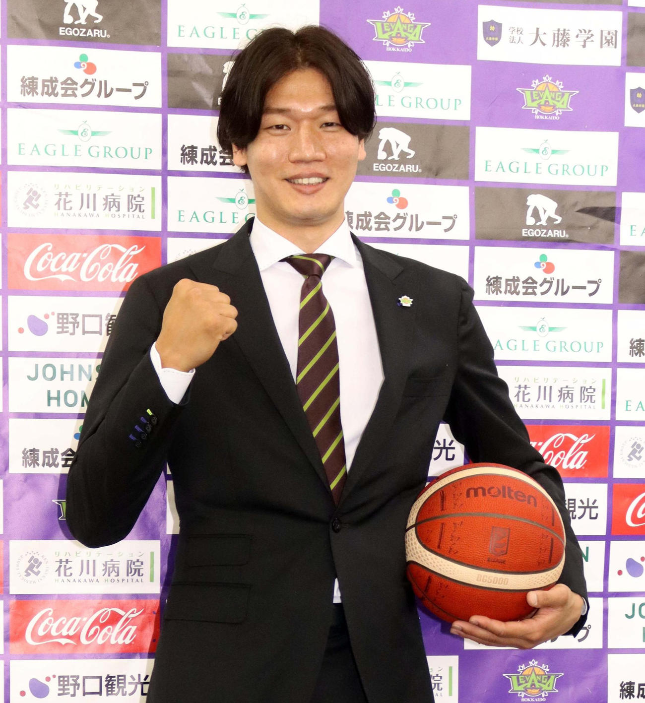 右手を握り締め意気込む北海道の桜井（撮影・永野高輔）
