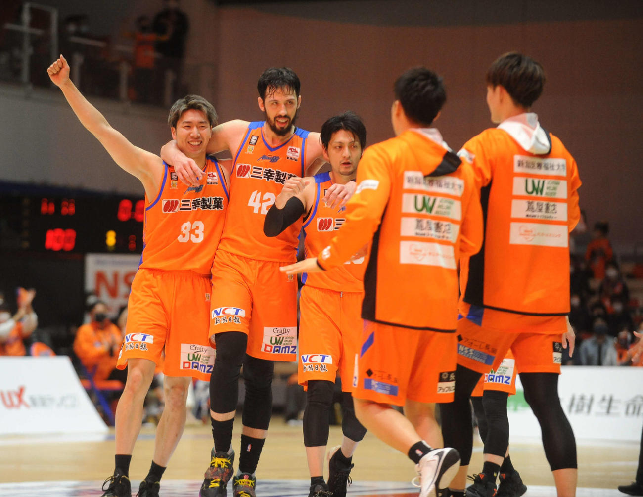 5月9日、ホームでの島根戦、勝利を喜ぶ新潟のメンバー。100－95でシーズン最後の勝利だった