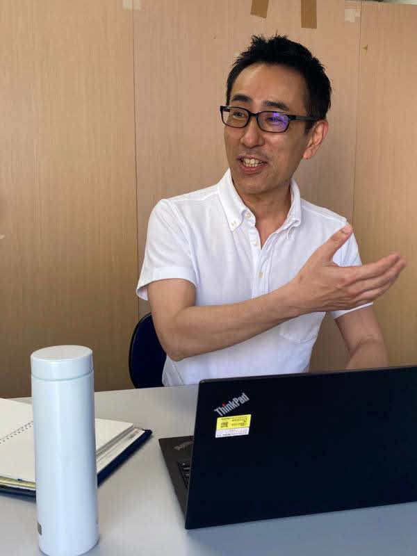 笑顔で社員と会話をする川上社長。気軽に意見を出せる雰囲気づくりを心がけている