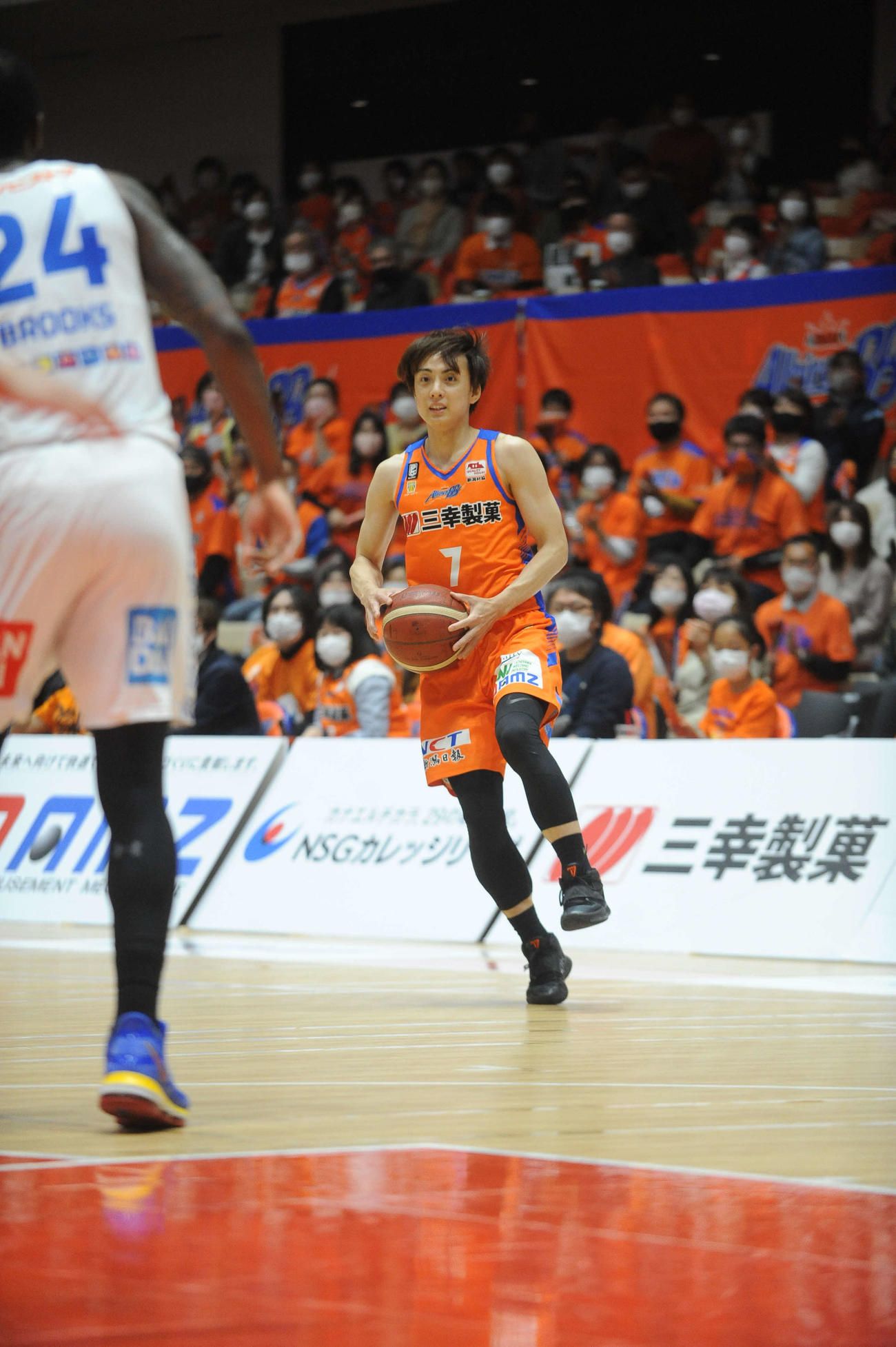 今季最終戦、5月10日のホーム島根戦でプレーする五十嵐。新潟での最後の試合になった