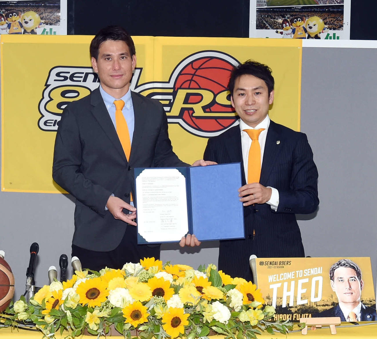 来季からB2仙台の指揮を執る藤田HC（左）と志村GM