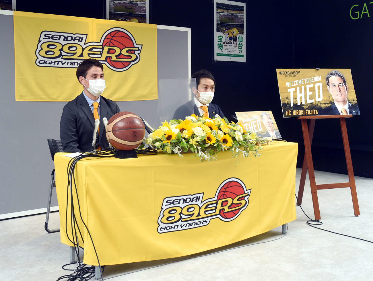 就任会見に臨むB2仙台藤田新HC（左）と志村GM（撮影・相沢孔志）