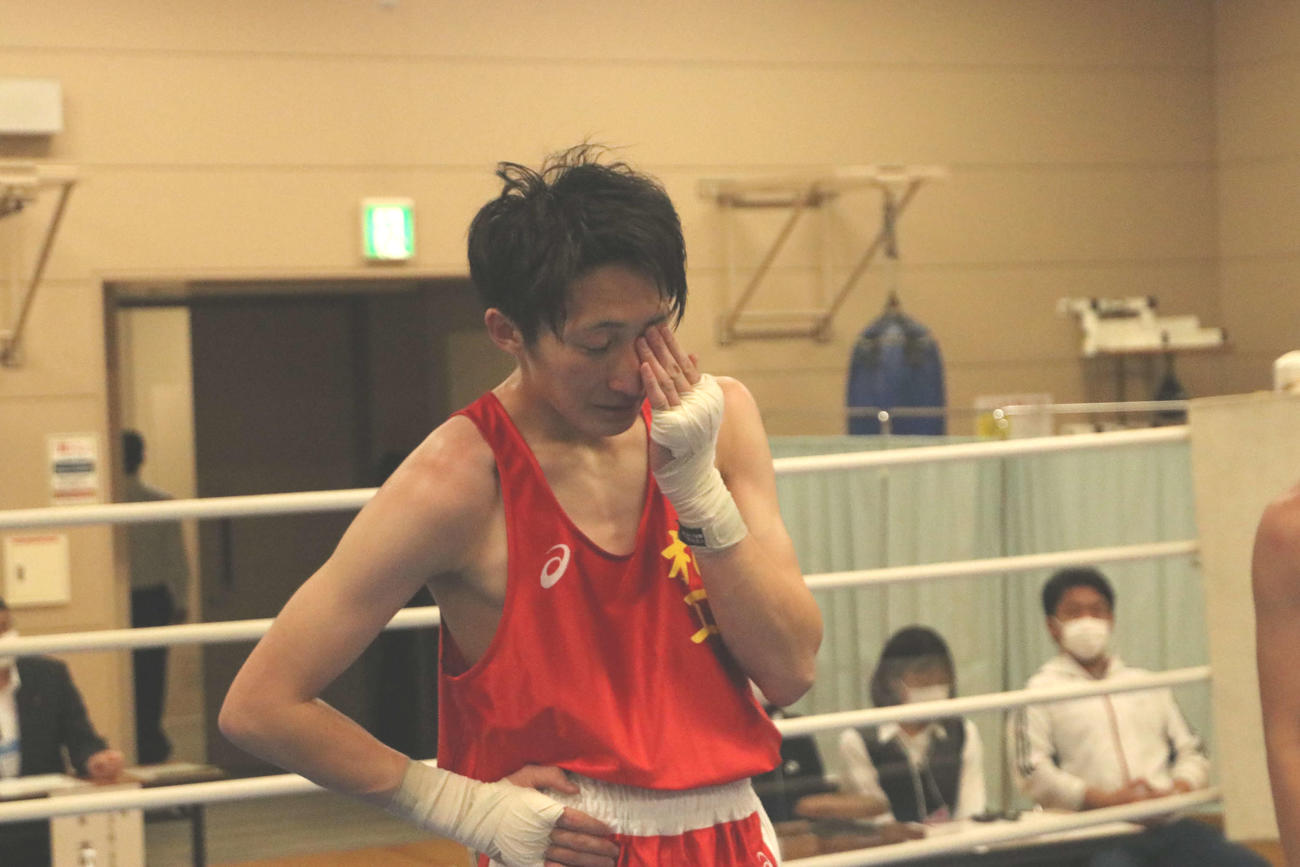 優勝を決め涙を流す札幌工の佐藤（撮影・山崎純一）
