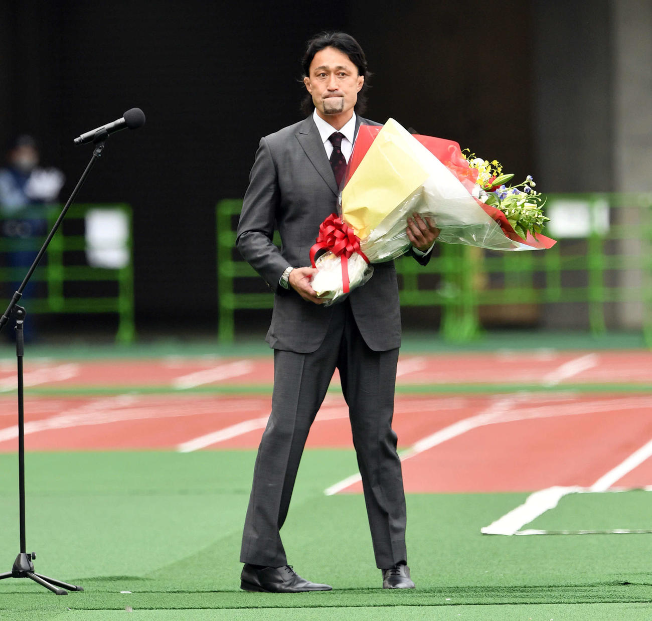 日本対サンウルブズ　試合前に行われた最多キャップ記念セレモニーであいさつした元日本代表の大野均さん（撮影・滝沢徹郎）
