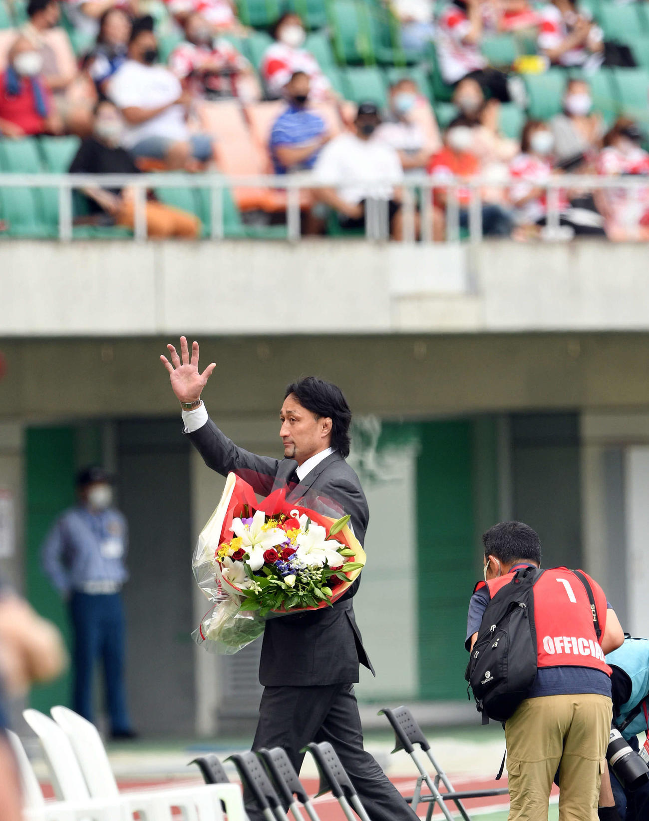 日本対サンウルブズ　試合前の最多キャップ記念セレモニーを終え観客に手を振る元日本代表の大野均さん（撮影・滝沢徹郎）