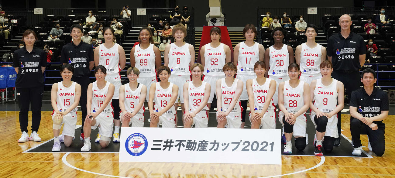 日本対ポルトガル　集合写真に納まるバスケットボール女子日本代表（撮影・鈴木みどり）