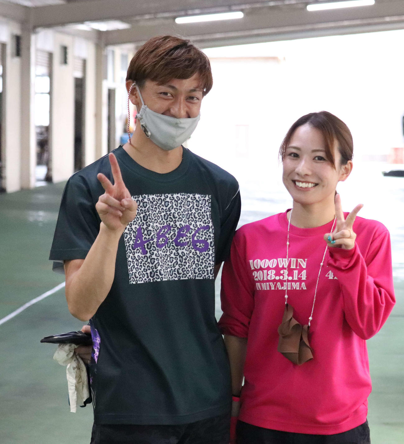 入海馨（左）と新田有理夫妻が仲良くピース