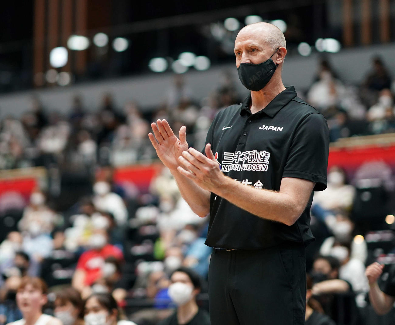 日本対ポルトガル　試合を見守るトム・ホーバス監督（撮影・鈴木みどり）