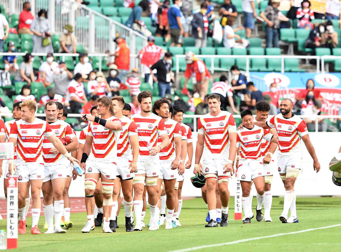 日本対サンウルブズ　試合後、笑顔であいさつに回るリーチ・マイケル（右）らフィフティーン（撮影・滝沢徹郎）