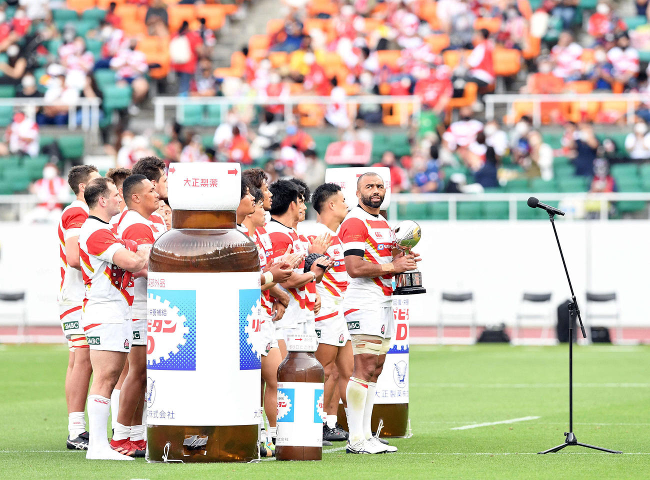 日本対サンウルブズ　試合後、サポーターにあいさつするリーチ・マイケル（右）（撮影・滝沢徹郎）