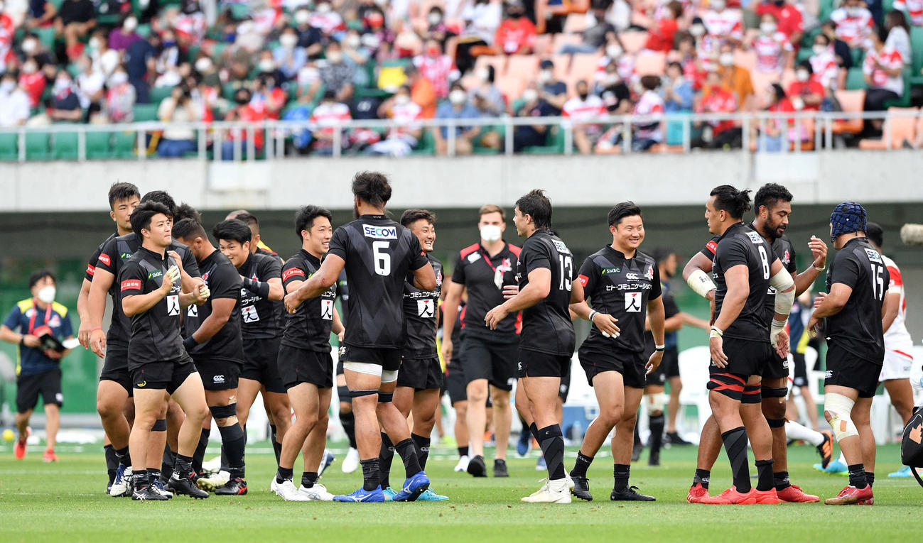 日本対サンウルブズ　試合に敗れるも笑顔で労うサンウルブズフィフティーン（撮影・滝沢徹郎）