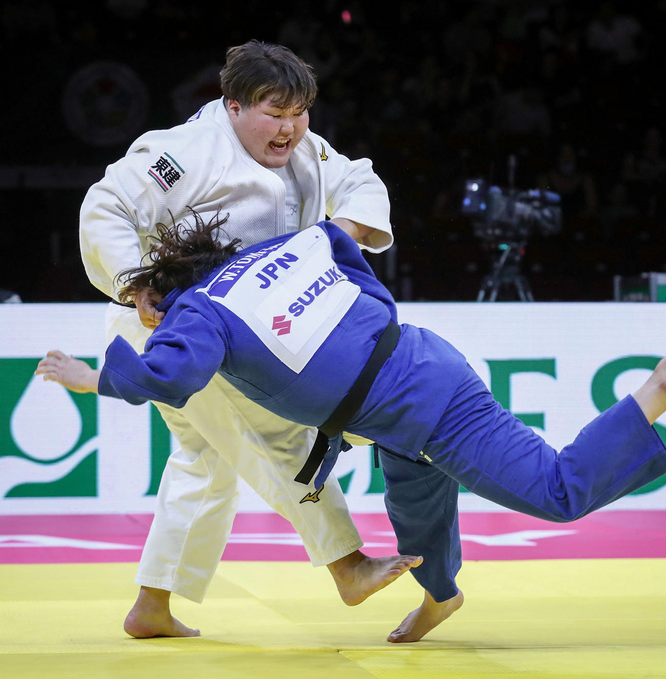 女子78キロ超級決勝　冨田若春（右）を破り優勝した朝比奈沙羅（国際柔道連盟提供・共同）