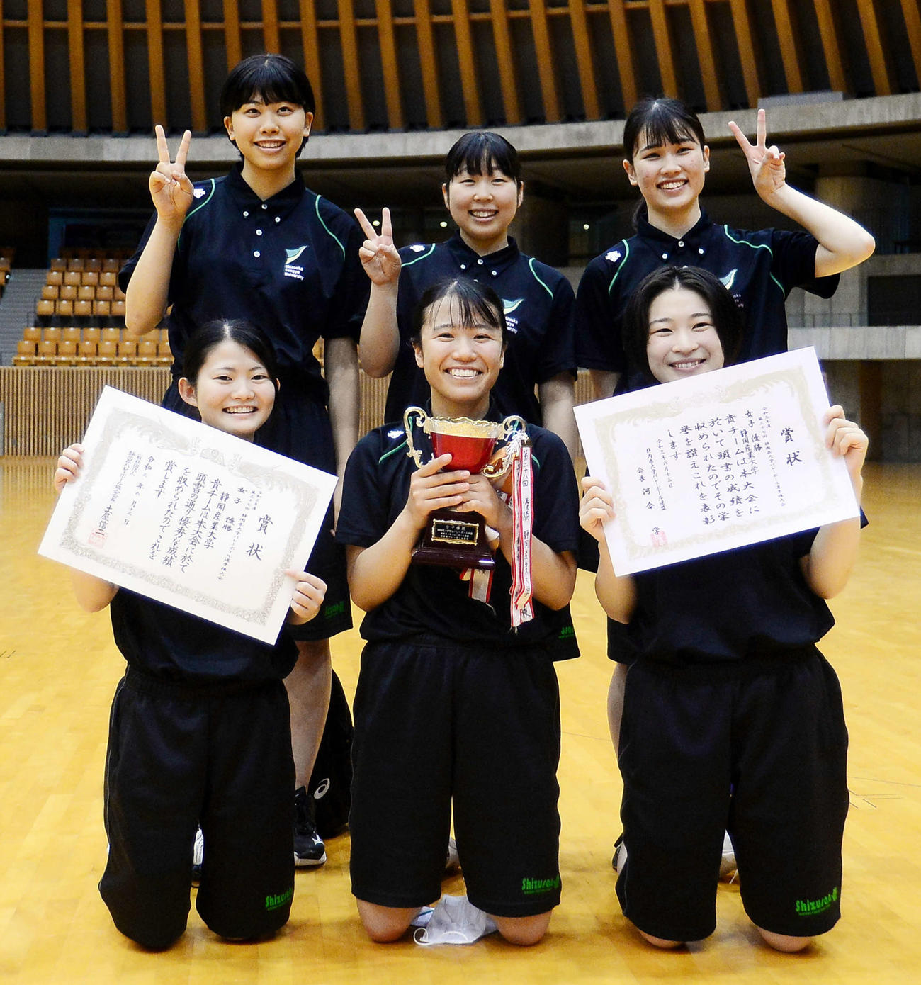 3年ぶりの女王に輝いた静岡産大の選手たち。前列中央が伊藤主将