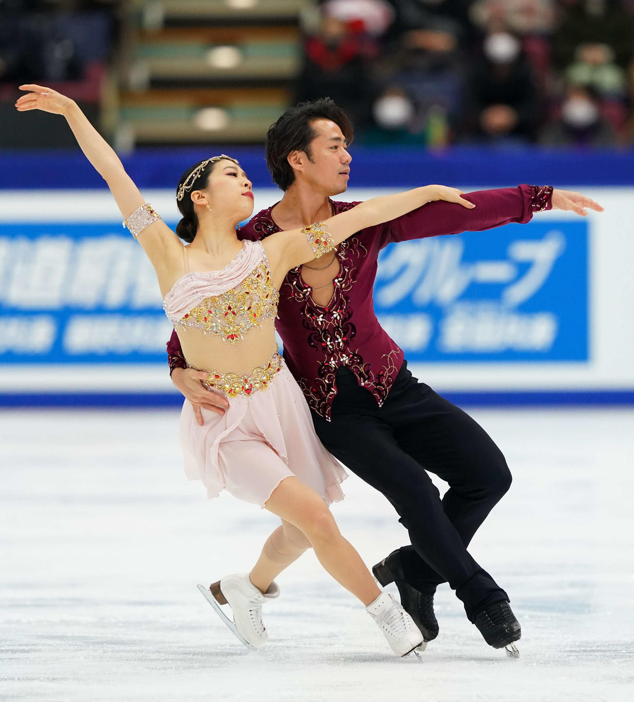 全日本選手権最終日　アイスダンスFDで演技する村元哉中と高橋大輔（2020年12月27日撮影）