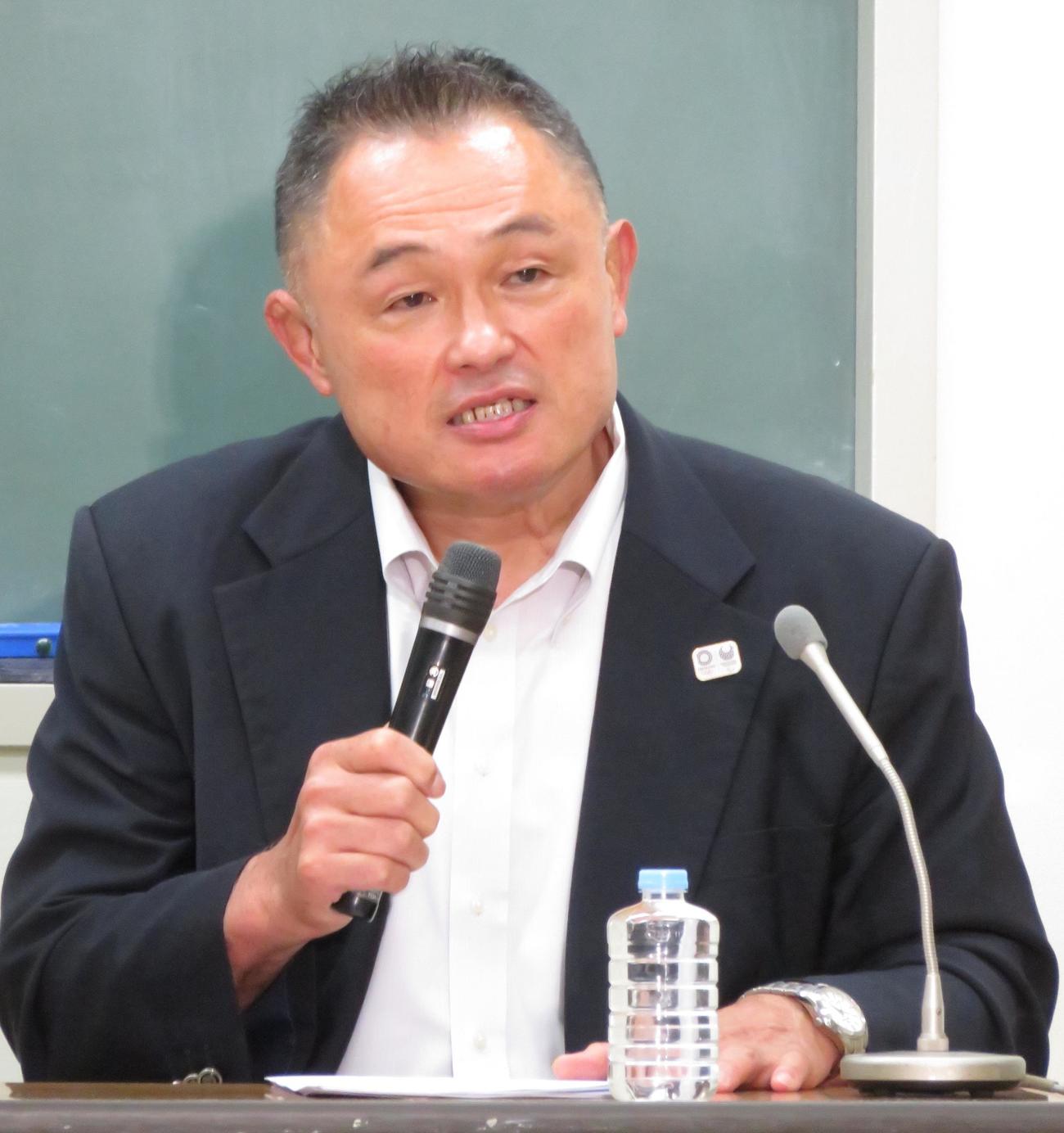 理事会後の会見で質疑応答に応じる山下泰裕会長（撮影・峯岸佑樹）