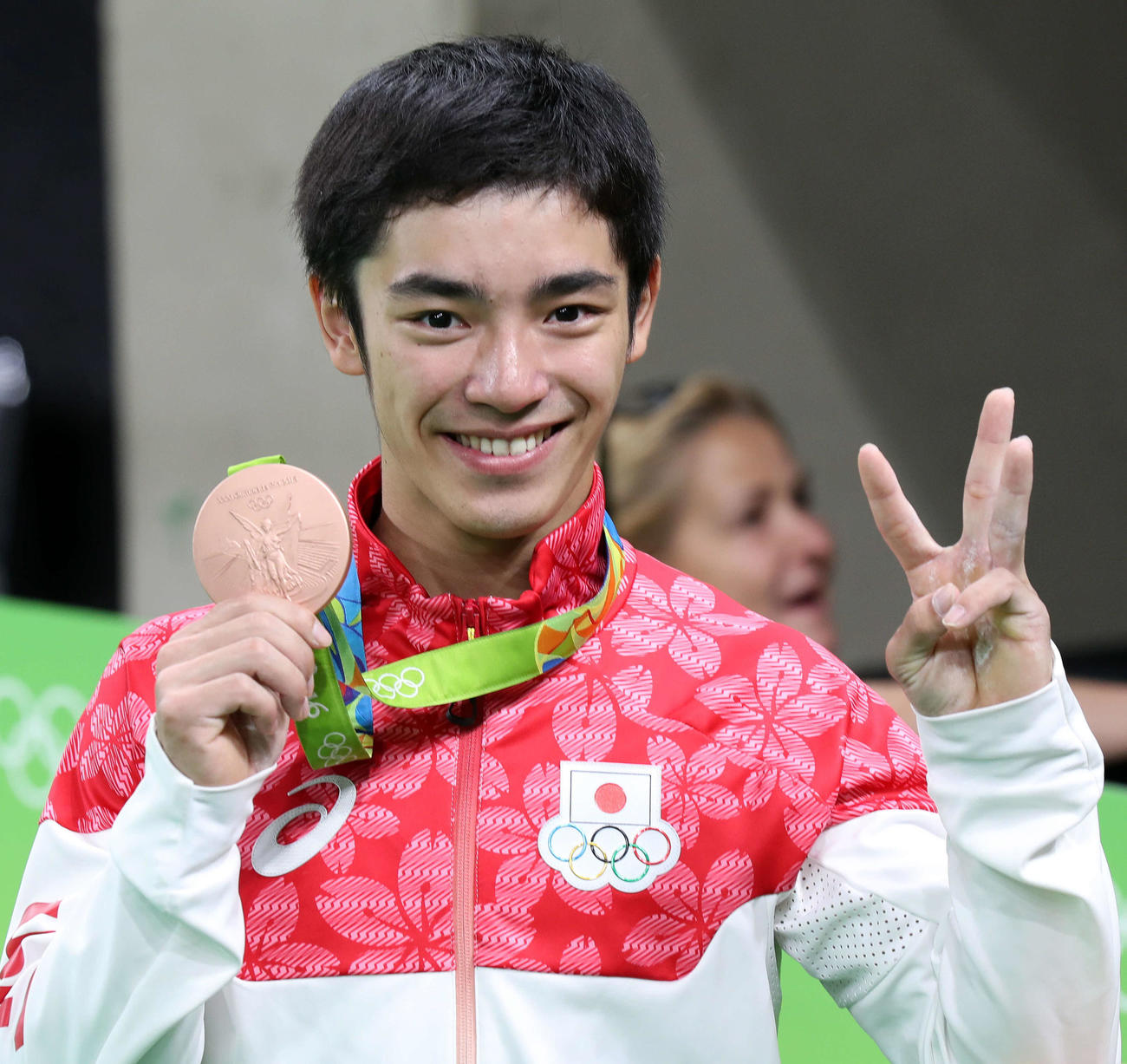 16年8月15日、リオデジャネイロ五輪体操男子種目別跳馬で銅メダルを獲得した白井健三はメダルを手に、3位と指を立てて笑顔を見せる