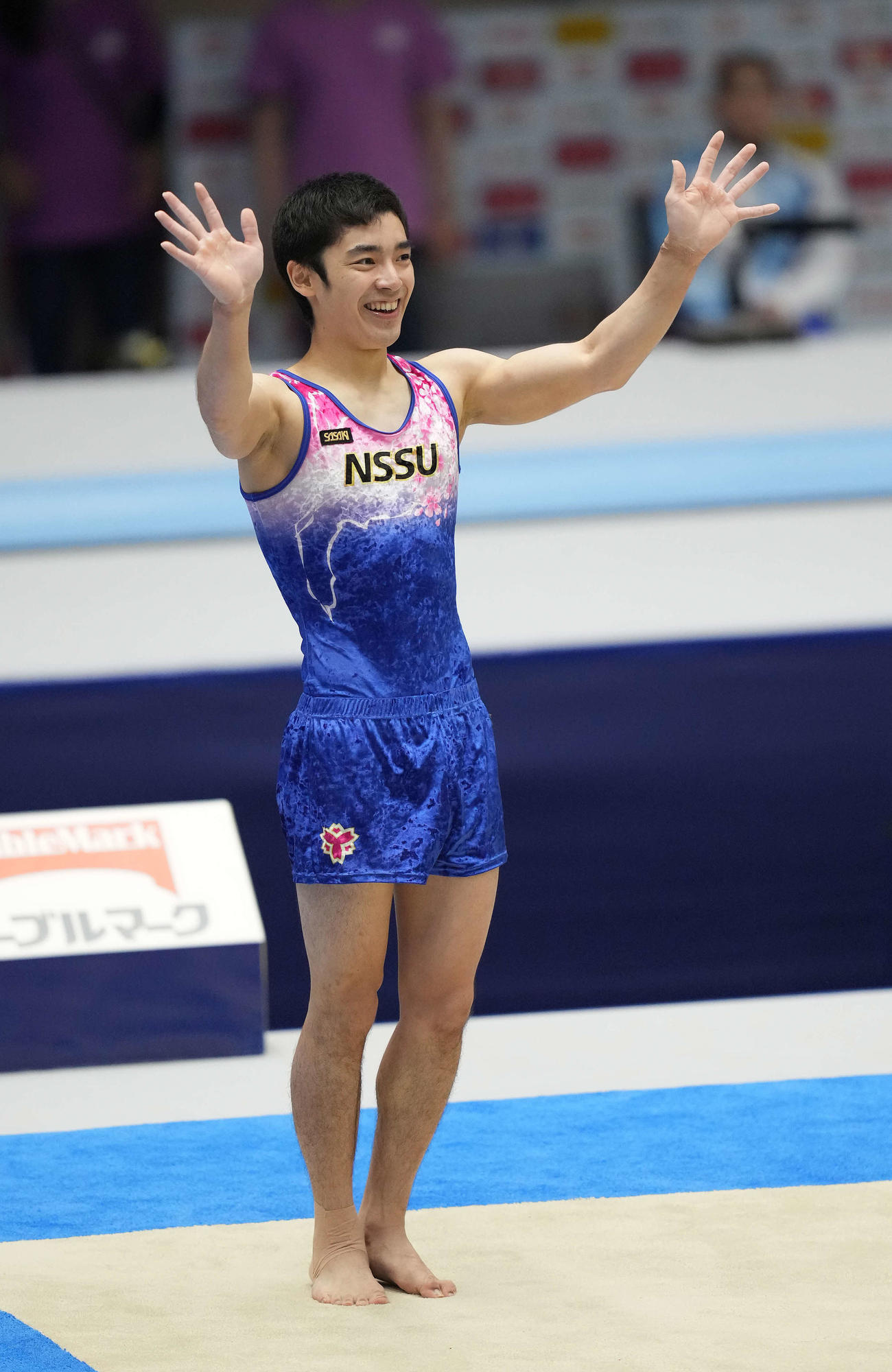 21年6月6日、第75回全日本体操種目別選手権ゆか決勝の演技を終え笑顔で手を振る白井（撮影・河野匠）