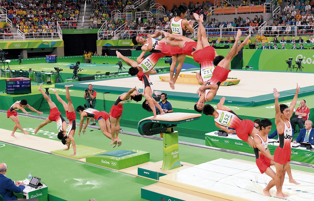16年8月15日、リオデジャネイロ五輪の体操男子種目別跳馬決勝1本目で「伸身ユルチェンコ3回半ひねり」を成功させる白井健三（連続写真、合成写真）