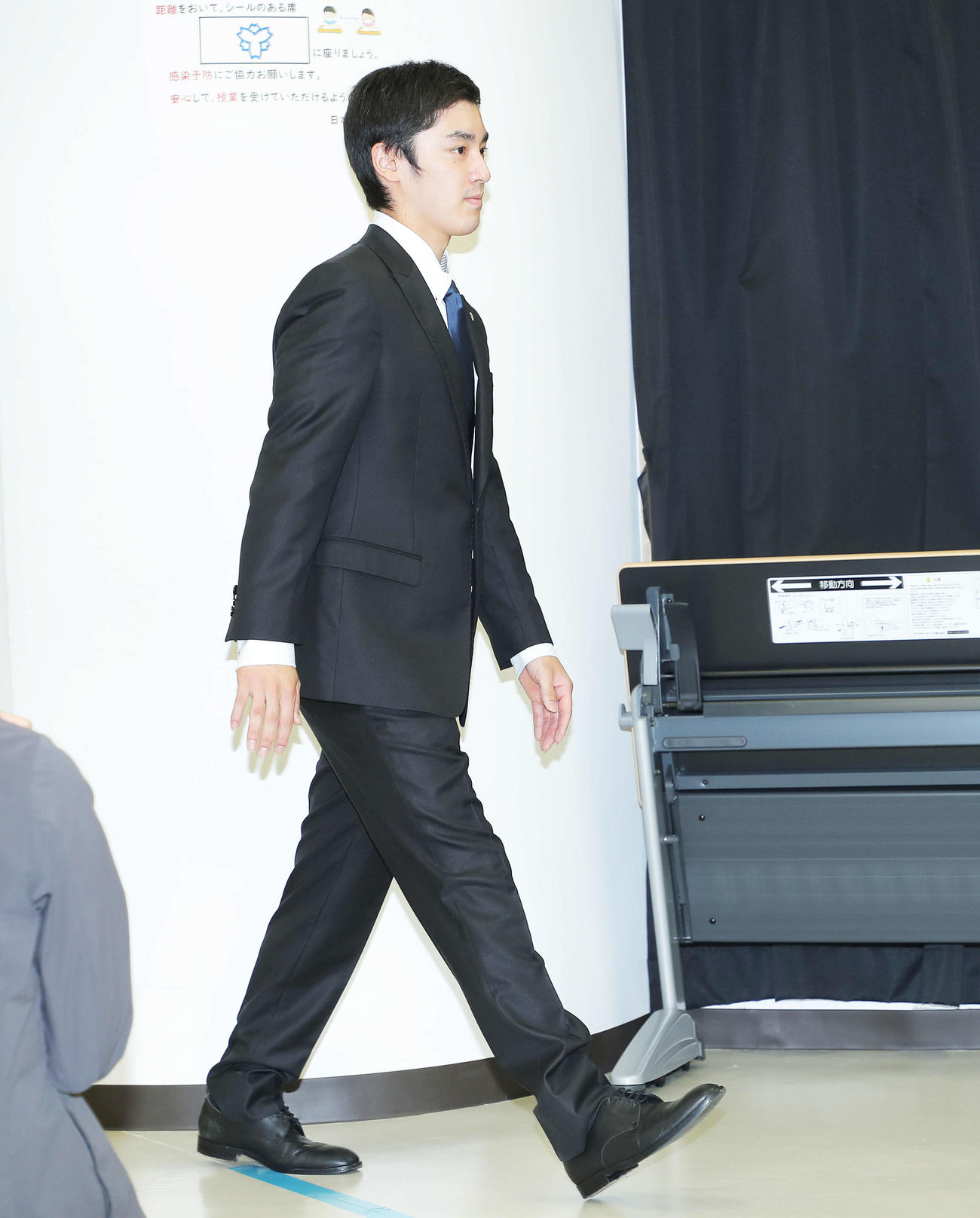 会見場に現れる白井（撮影・河田真司）