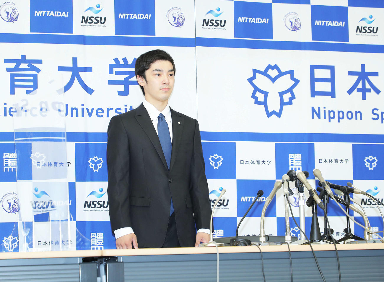 現役引退会見に臨む白井（撮影・河田真司）