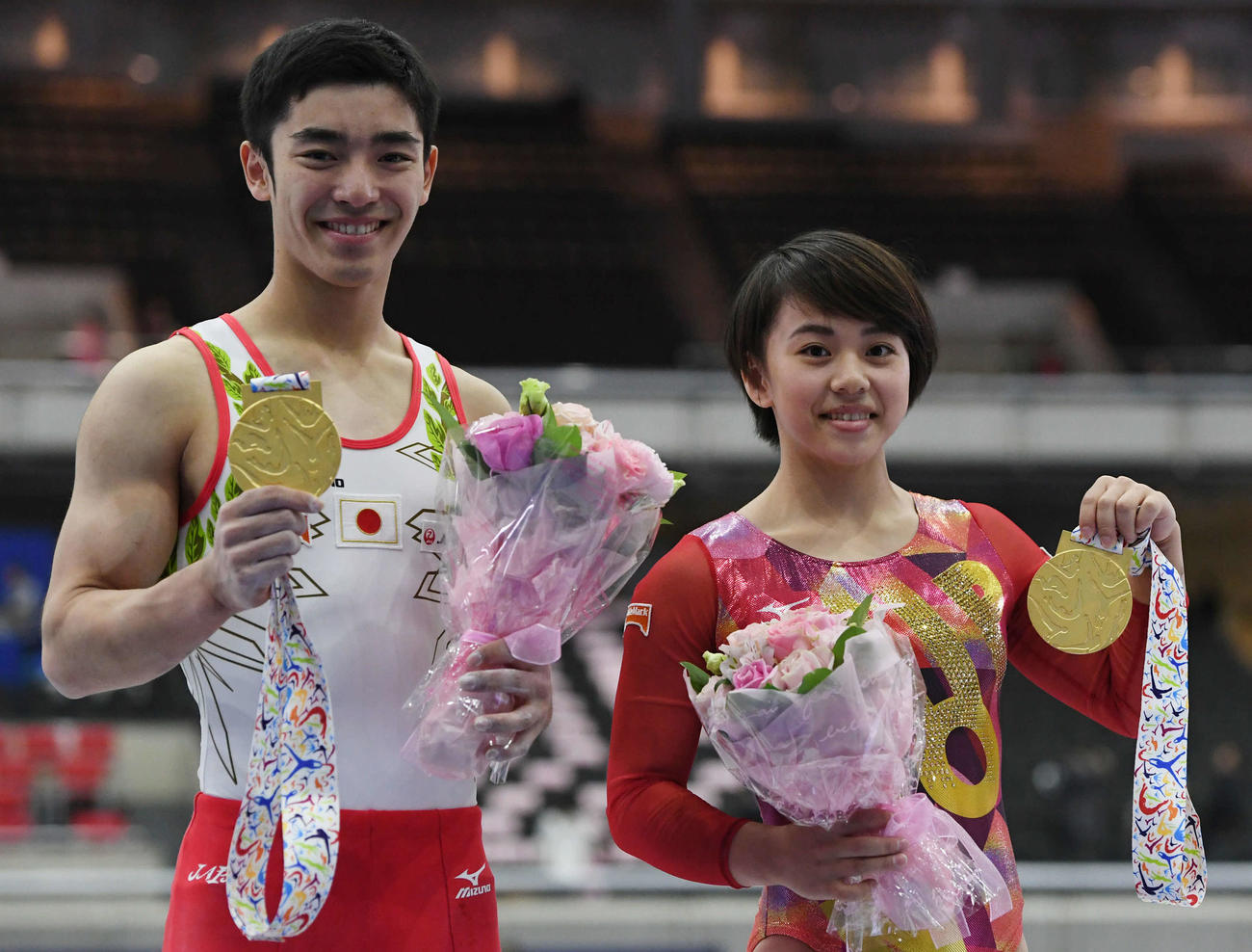 体操W杯東京大会で優勝した白井（左）と村上は金メダルを手に笑顔を見せる（2018年4月14日撮影）