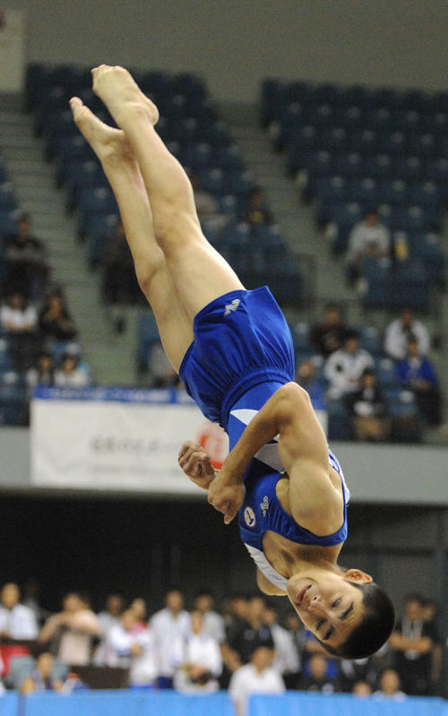 全日本体操種目別の男子床の演技に臨む白井。2位の成績を収めた（2011年11月6日撮影）