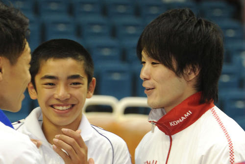 全日本体操種目別の床で優勝した内村（右）は表彰式で2位と健闘した中学生の白井（中央）と談笑する（2011年11月6日撮影）