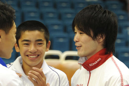 全日本体操種目別の床で優勝した内村(右)は表彰式で2位と健闘した中学生の白井(中央)と談笑する(2011年11月6日撮影)