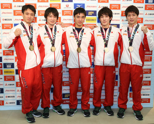 団体金メダルを首にかけ笑顔を見せる左から田中佑典、内村航平、白井健三、加藤凌平（2015年11月3日撮影）