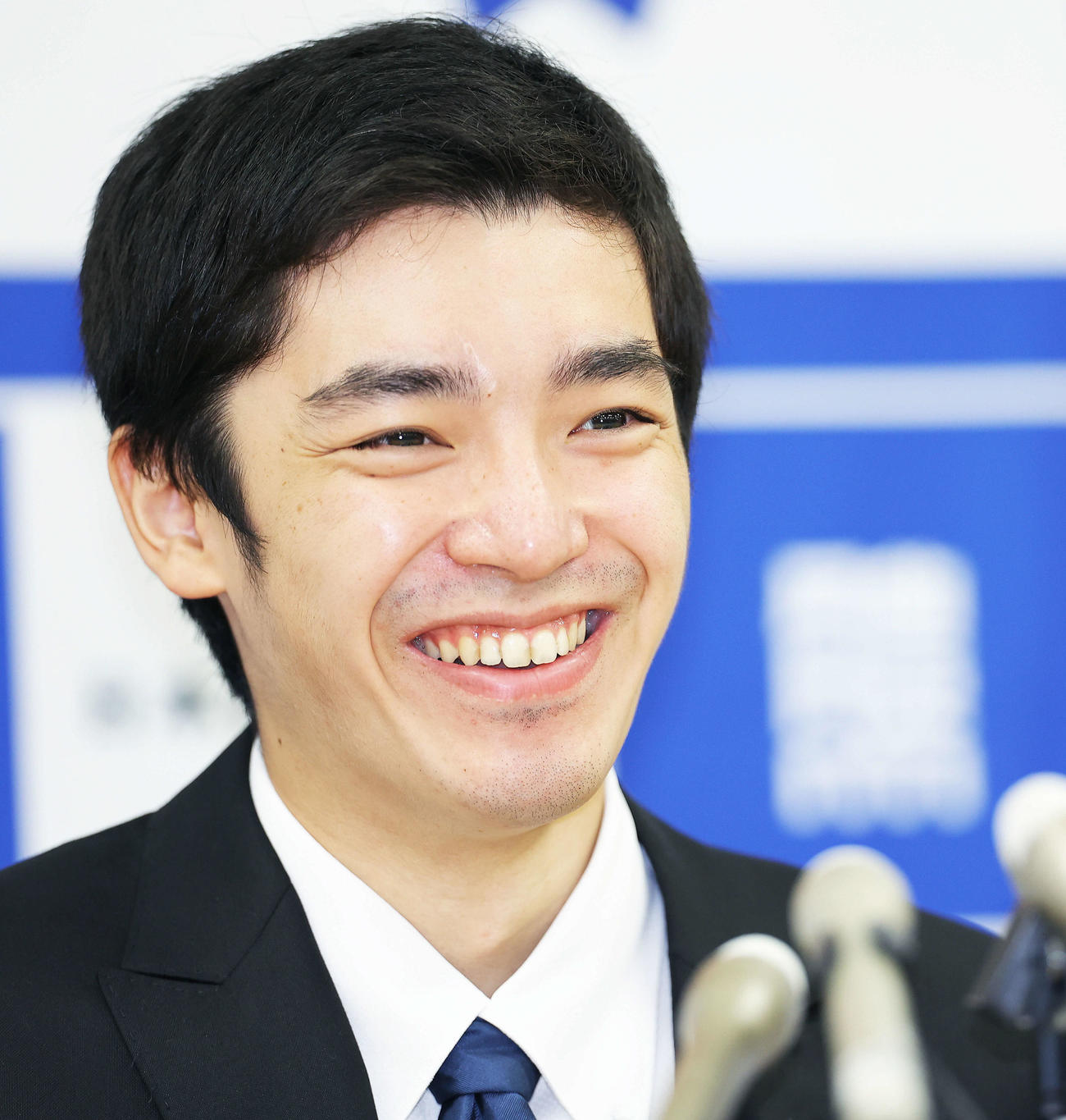 現役引退会見で笑顔を見せる白井（撮影・河田真司）