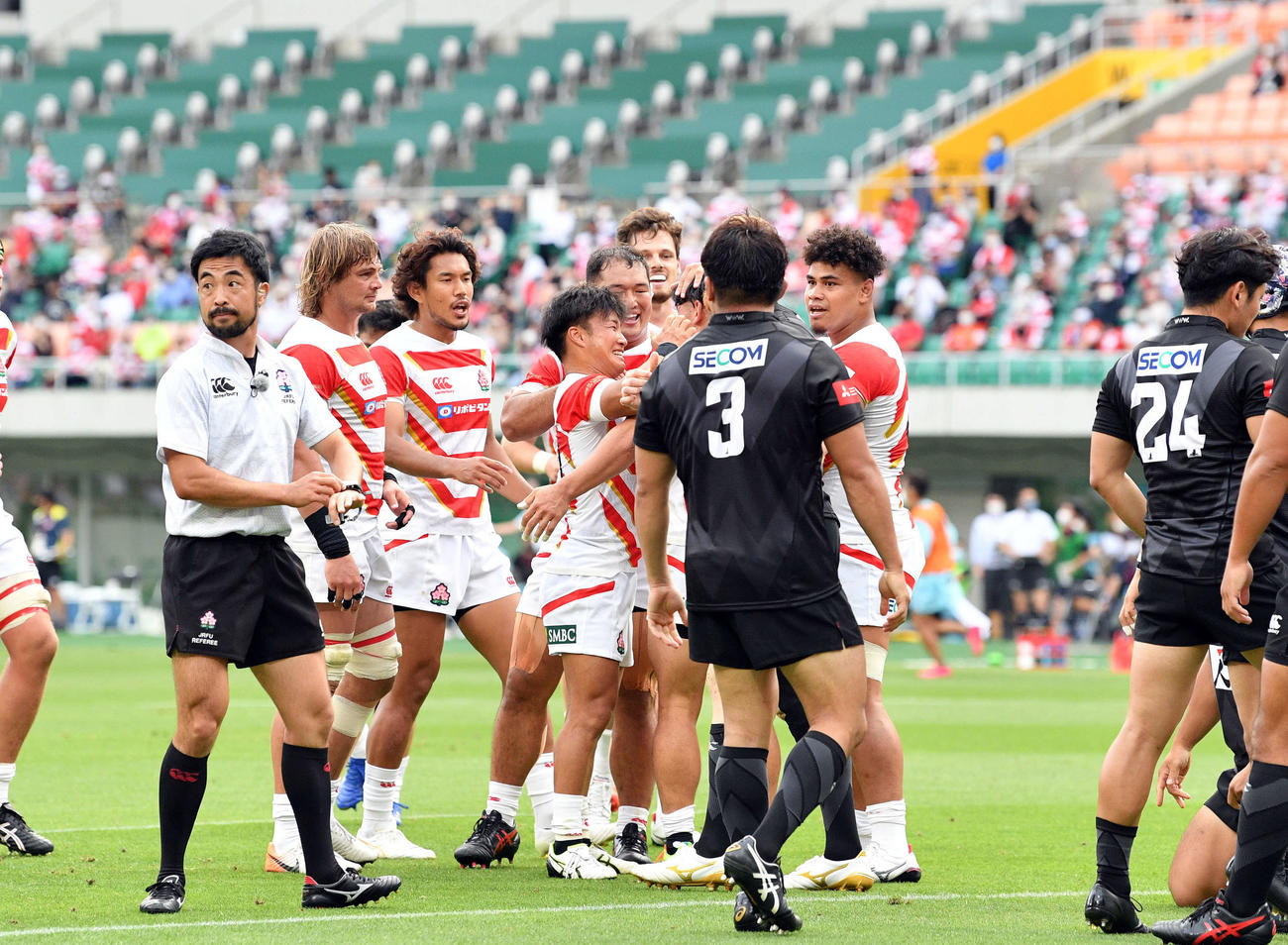 21年6月12日　日本対サンウルブズ　後半、逆転し喜ぶ日本フィフティーン