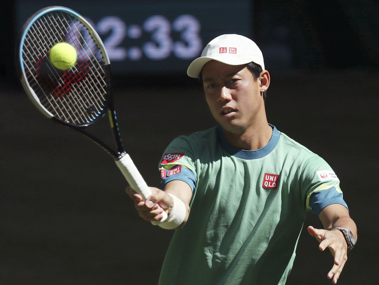 シングルス2回戦でプレーする錦織圭（共同）