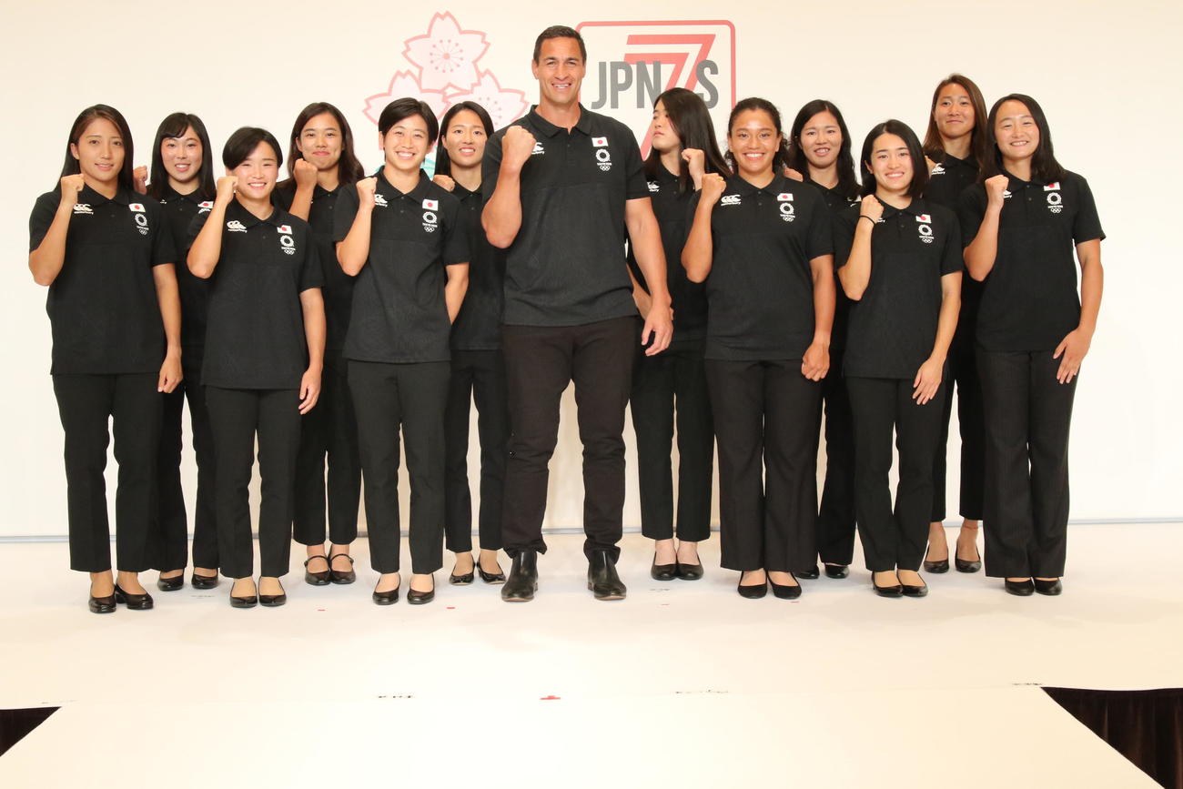 東京五輪メンバー発表会で笑顔を見せるハレ・マキリ・ヘッドコーチ（中央）ら女子7人制日本代表（C）JRFU