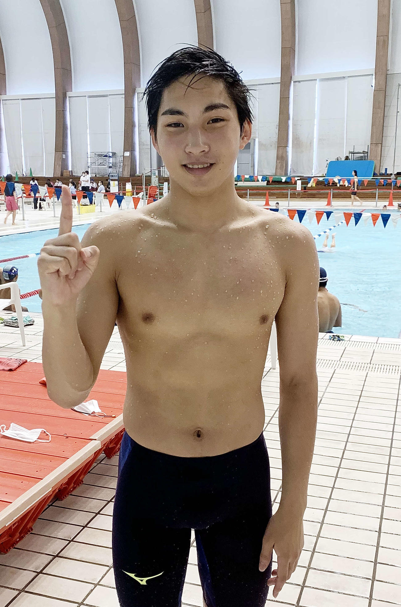 男子50メートル自由形決勝で初優勝した浜松日体・石川は、笑顔でポーズを決める