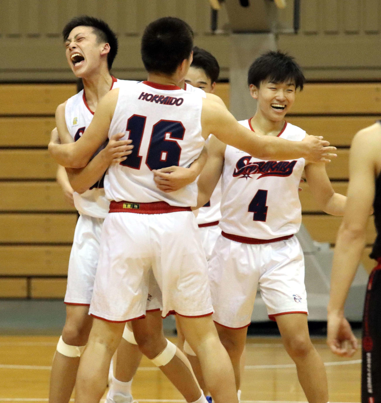 白樺学園対駒大苫小牧　優勝の瞬間、抱き合って喜ぶ白樺学園の左から山田、舘山、寒川（撮影・永野高輔）