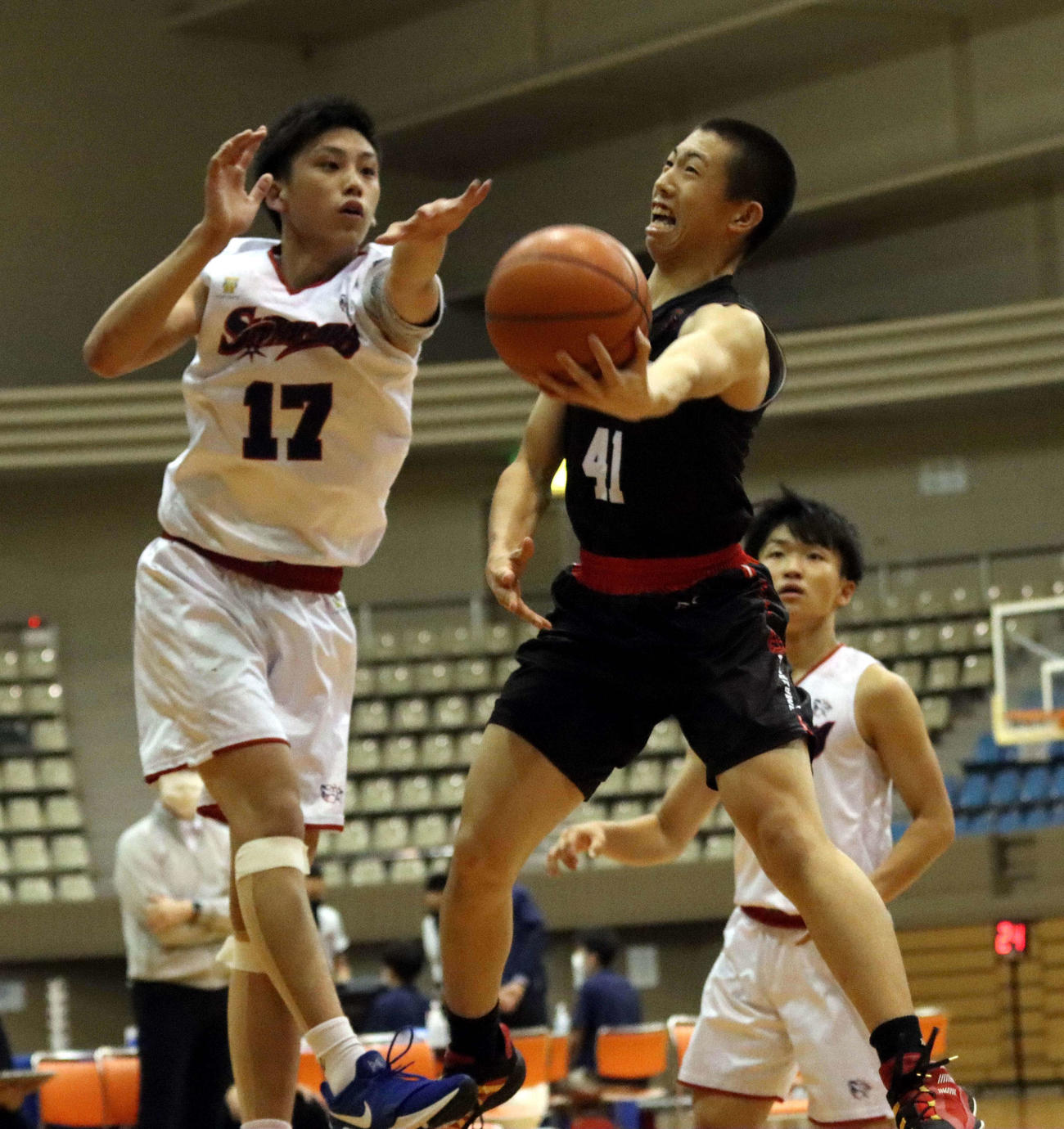 白樺学園対駒大苫小牧　切り込んでシュートを放つ駒大苫小牧の村田（右）。左は白樺学園の山田（撮影・永野高輔）