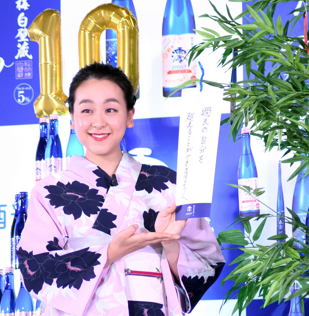 宝酒造スパークリング清酒「澪」発売10周年記念イベントで短冊に願いごとを書いた浅田真央さん（撮影・大友陽平）