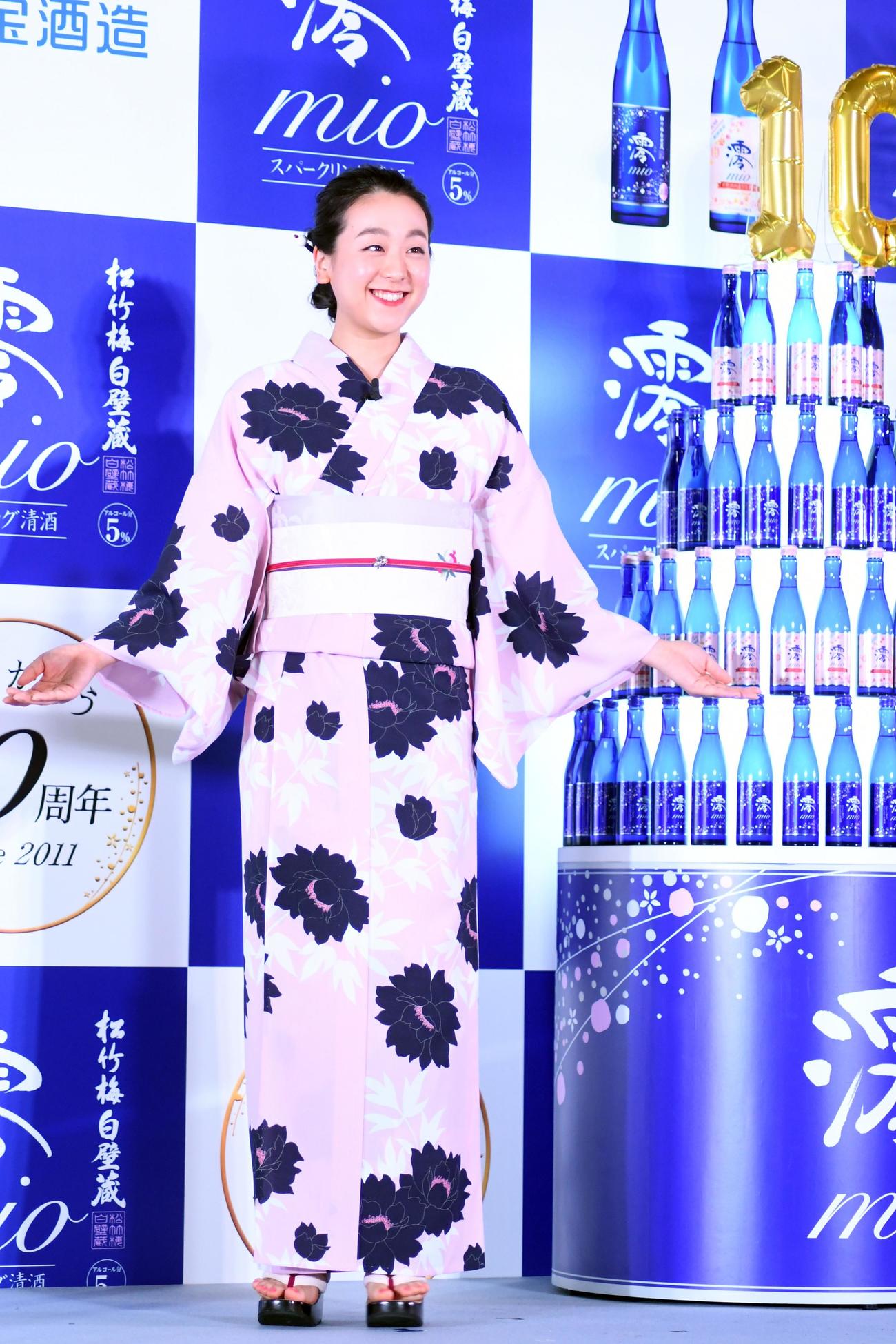 宝酒造スパークリング清酒「澪」発売10周年記念イベントに淡い桃色の浴衣姿で登場した浅田真央さん（撮影・大友陽平）
