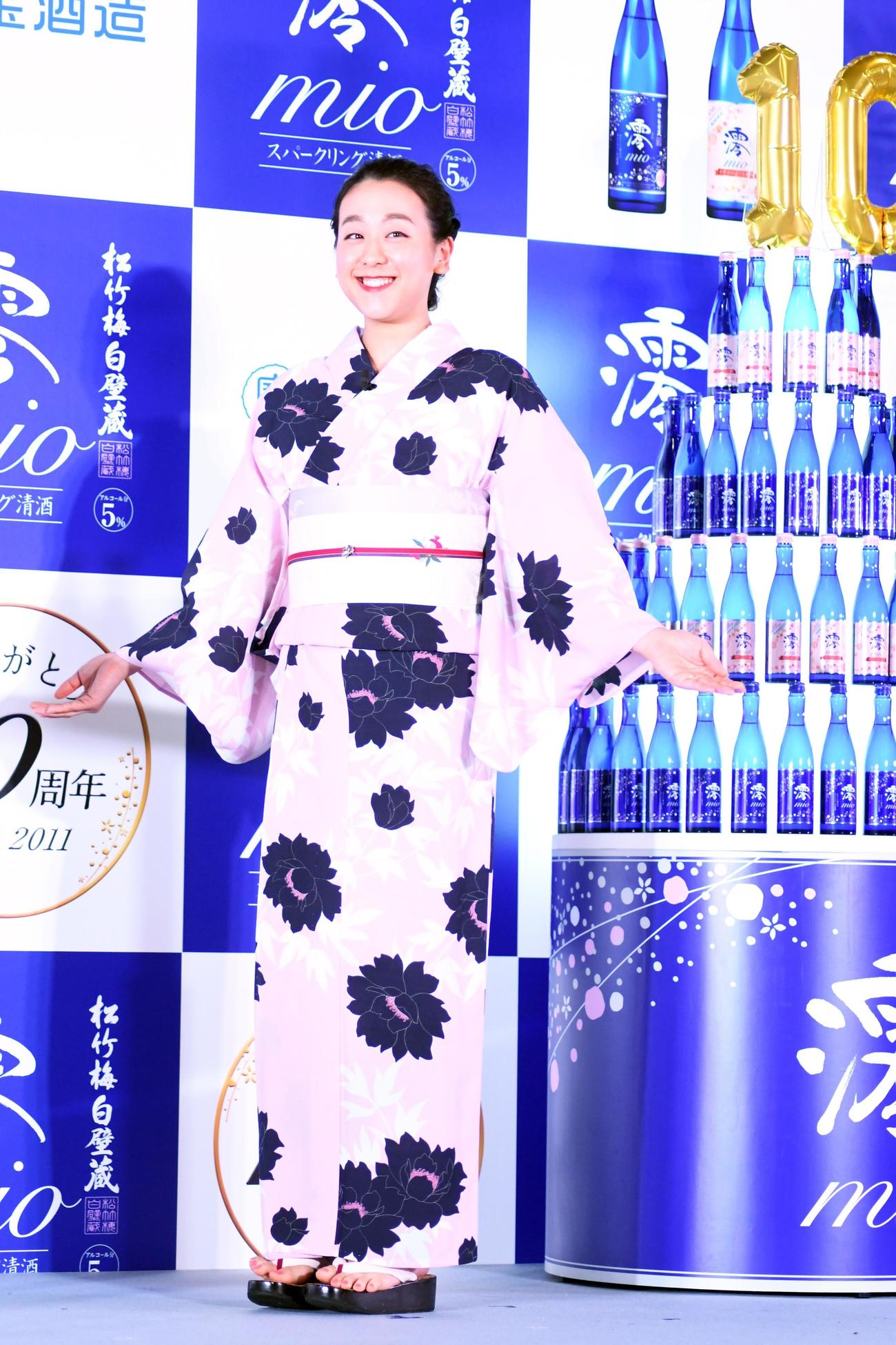 宝酒造スパークリング清酒「澪」発売10周年記念イベントに淡い桃色の浴衣姿で登場した浅田真央さん（撮影・大友陽平）