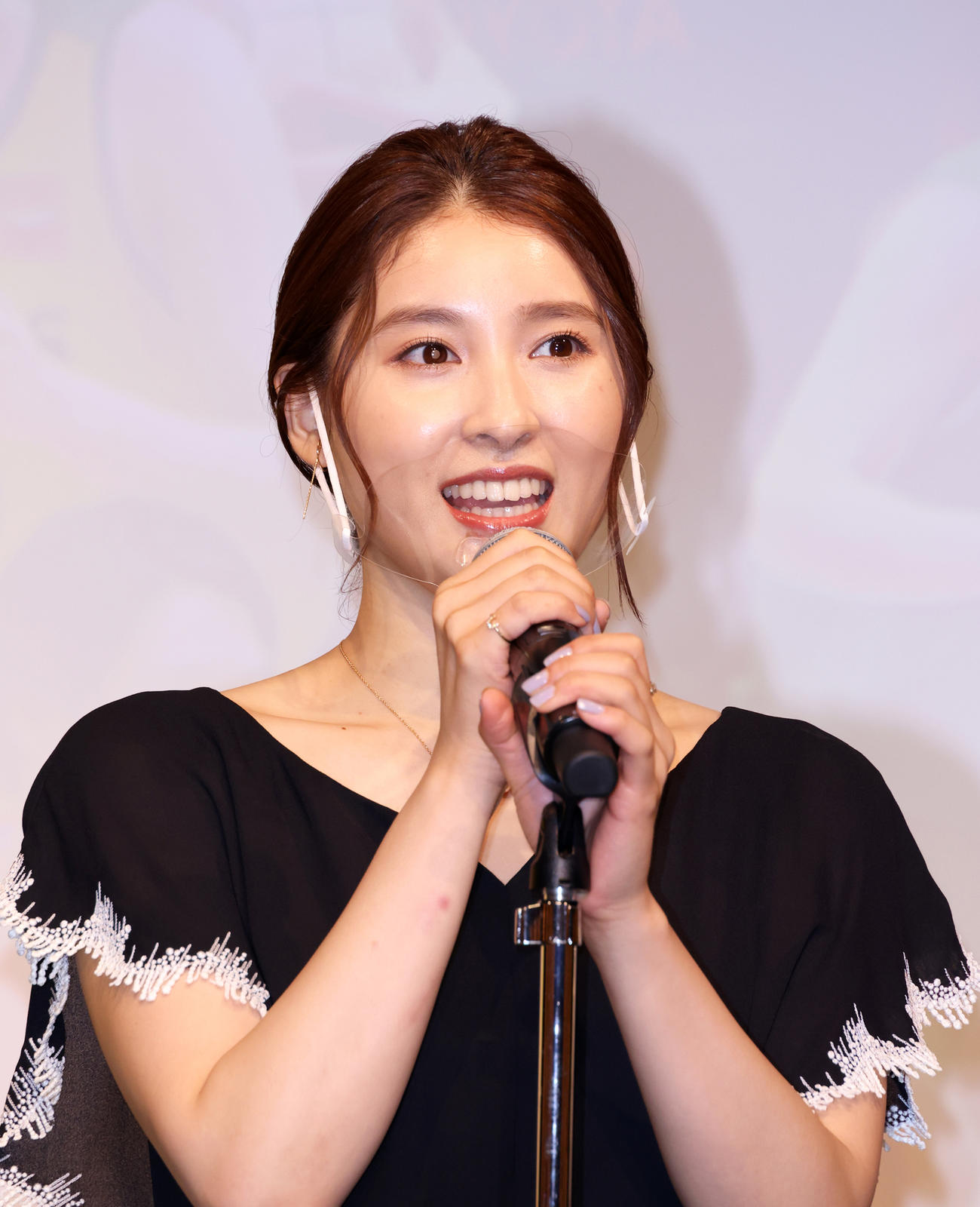 Wリーグ新会長に就任した映画監督の河瀬直美会長へ祝辞を述べる土屋太鳳（撮影・中島郁夫）