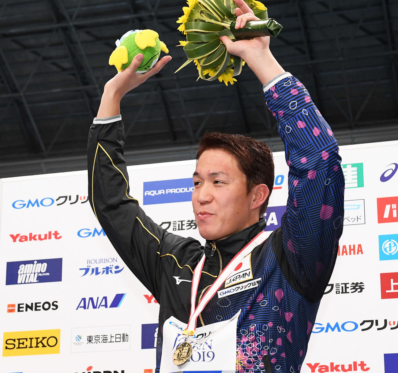 競泳ジャパンOPで優勝し声援に応える小関也朱篤（2019年5月31日撮影）